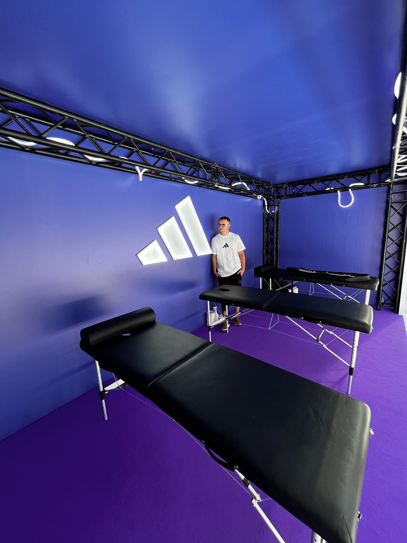 Physiotherapeut behandelt eine Person vor Ort bei einem Event