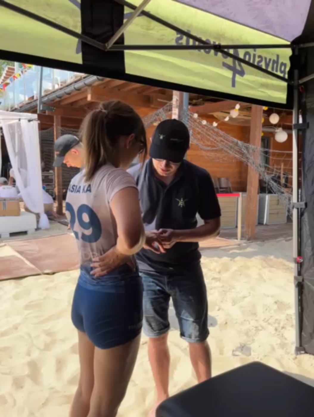 Sportphysiotherapie bei einem Beachvolleyball-Turnier