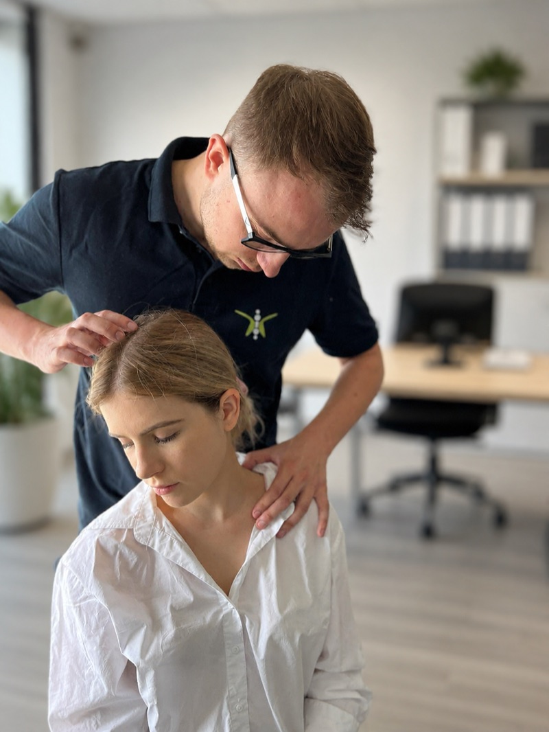 Physiotherapeut Robert bei der manuellen Nackentherapie im B&uuml;ro